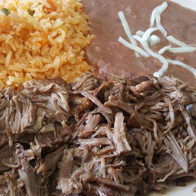 Birria de chivo con arroz y frijoles