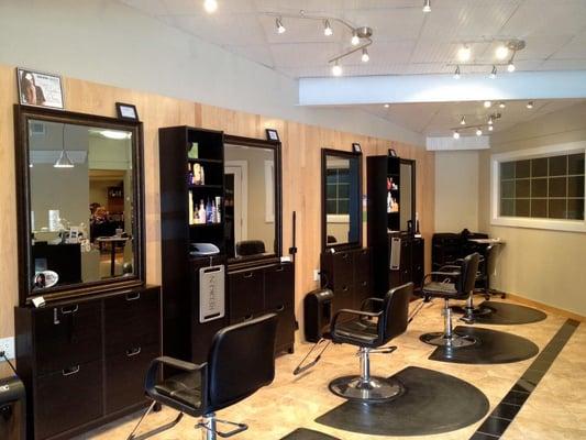 Defining Moments is located in Middlebury, Connecticut and offers salon, barber, and spa services.