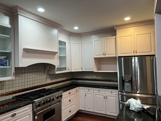 We gave a new look to this kitchen with a very daring color called calamine, it was really fascinating