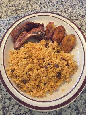 Arroz con gandules y chuleta