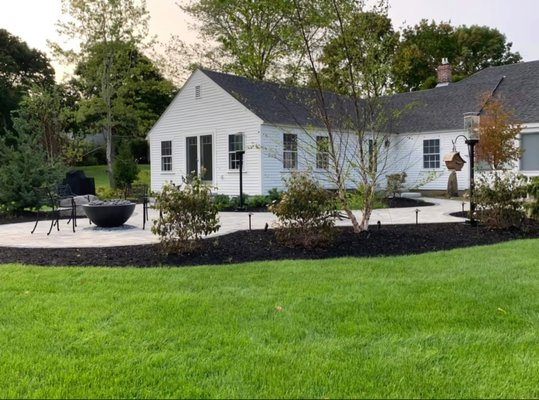 Landscaping, Mulch, Spring Cleanup, Residential, Commercial, Hardscape Design & Installation, Lawn Maintenance