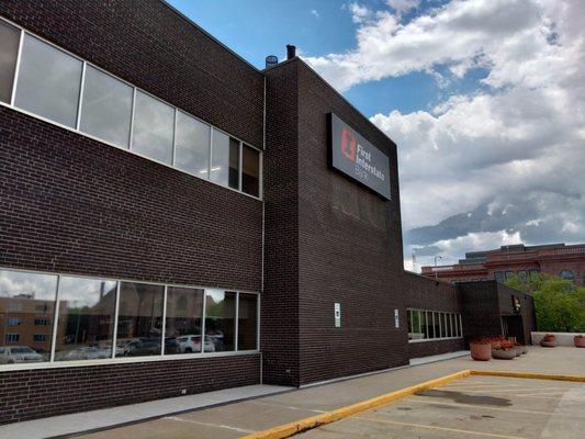 Exterior image of First Interstate Bank in Sioux Falls, SD.