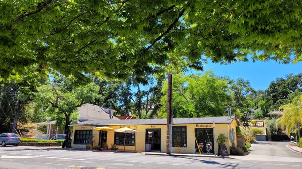 Authentic French foods and atmosphere. You can stop by here and feel the similar styles from France in this little town. Highly recommend :)