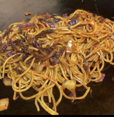 Ramen de birria (stir frying stage)