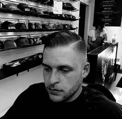 Hard line gentleman's cut with a straight razor line up