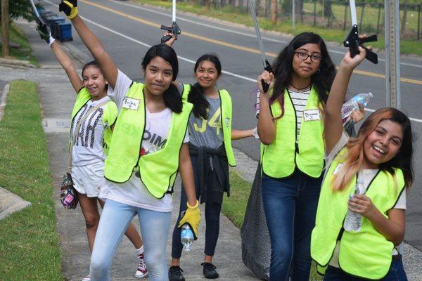 Enlaces Middle School students clean up litter in Lakewood neighborhood