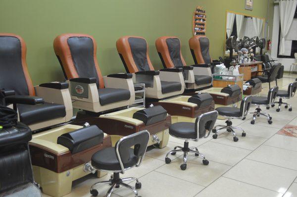 Nail Stations For rent Looking for Certified Nail Techs