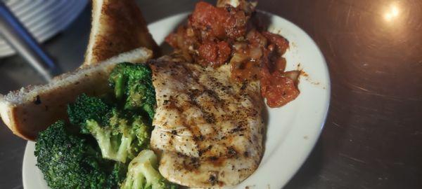 Fire roasted tomatoe sauce with sautéed white onions,  white mushrooms steamed broccoli served with grilled chicken and Texas toast.