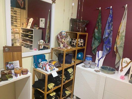 Hand-made gift items with stories to tell. Ceramics, scarves, exotic wood items, purses from USA, Egypt, Guatemala and India