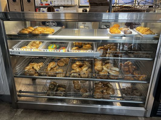 Unlabeled (!) bagel trays