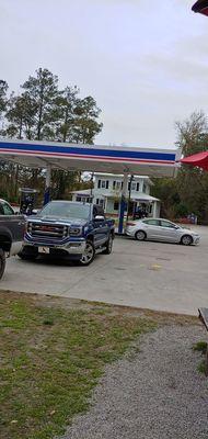 Food truck located in the Marathon gas station