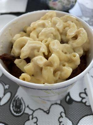 Mac and cheese with B.B.Q. Pulled Pork