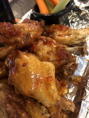 Delicious wings! Crispy skin, juicy chicken. Get them with blue cheese dressing. Yum!