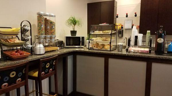 Nice breakfast area and hot breakfast as well. Stocked and clean