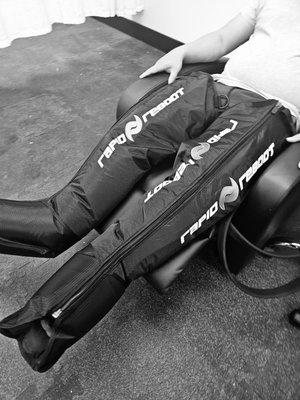 Experience top-notch compression therapy, ideal for aiding muscle recovery post-sports or a strenuous workday. Claim your complimentary comp