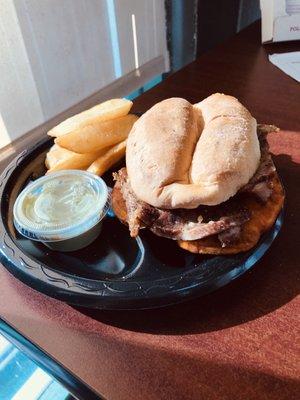 Pan Con Chicharrón