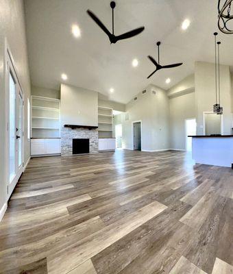 Great room with 10' walls and 16' vaulted ceiling