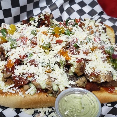 Pepiruco. Bread, picanha,  chicken, sausage, pico de gallo, ketchup, green sauce and cheese.