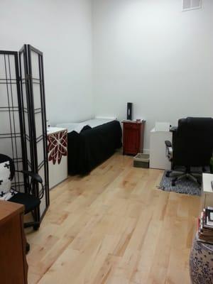 Seon's super-clean new studio, where she offers waxing and manicures.