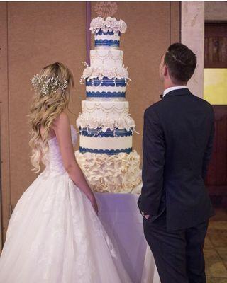 Look at that awesome wedding cake!