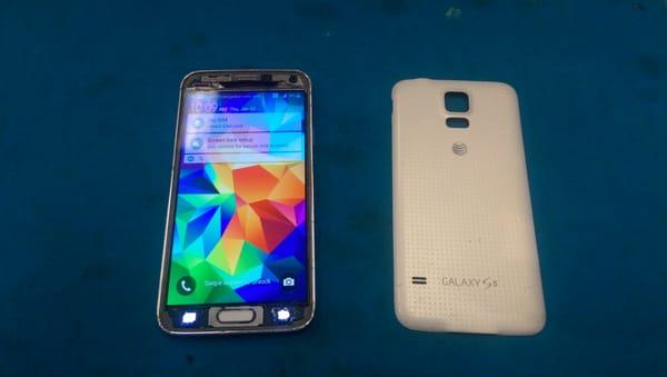 SAMSUNG GALAXY S5 GLASS ONLY REPAIR
 (IMAGE WITH GLASS REMOVED-LCD IS PREPPED AND CLEANED READY FOR THE L.O.C.A. GLUE/U.V. GLUE)