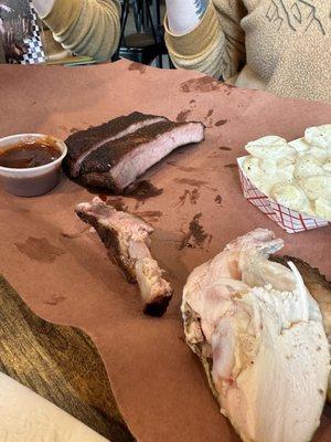 Ribs and chicken with macaroni salad