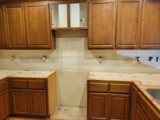 The damages underneath the cabinets were perfectly patched up, and the entire wall is made level, ready for backsplash installation.