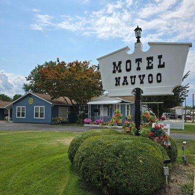 Motel Nauvoo, located at 1610 Mulholland Street, in Nauvoo, IL 62354