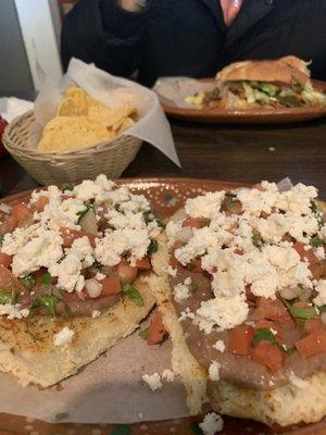 Pedi molletes pero me trajeron una torta aguada de frijoles sin sabor.