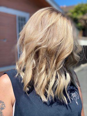 Neutral blonde with lowlight & root-tap