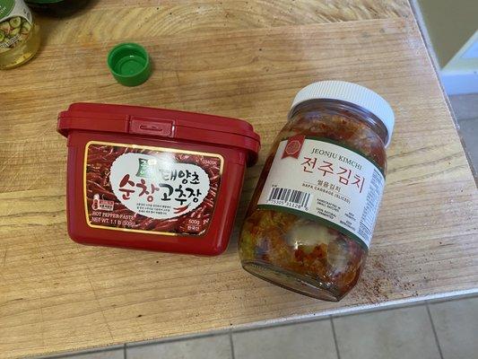 Got my kimchi and gochujang for tonight's Korean entre. Apple Maps says this place is permanently closed, but it definitely isn't.