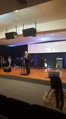 Head pastor, Mark Estes