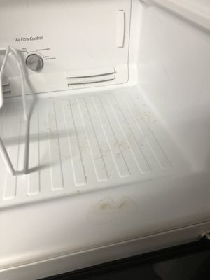 Stains in the refrigerator.