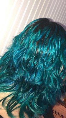 you can see here my natural texture after just scrunching wet hair, and the blue inconsistency in the teal dye