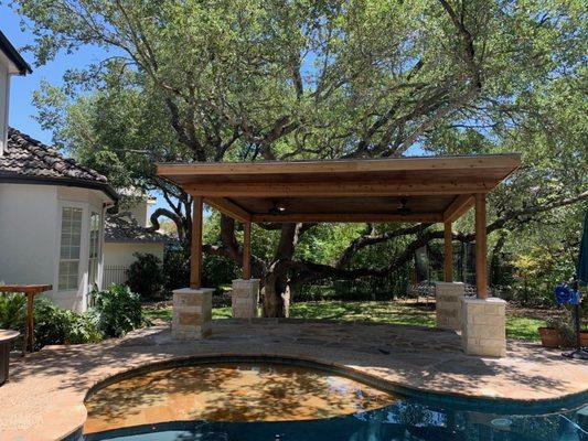 Pergola Features - cedar wood, 4 exterior led lights with dimming capacity, exterior USB connectors, timed lighting, and 2 exterior fans