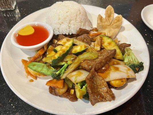 Sriracha beef lunch with white rice & Cream Cheese Wonton.