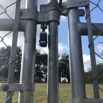 The dog park is locked. I wonder if all residents hold a key or if this is a pay for play kind of thing?