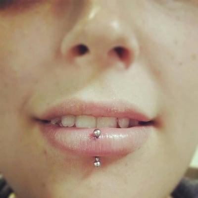 vertical labret