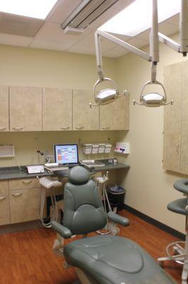 One of our surgery rooms. We have blankets and neck pillows to make you as comfortable as possible.