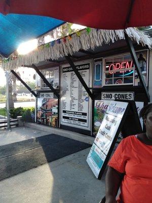 Good snow cones and great flavors. Great ice and fabulous flavors...  And the service was fast and enjoyable.