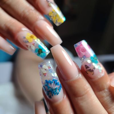 Uñas acrilicas con diseño encapsulado.