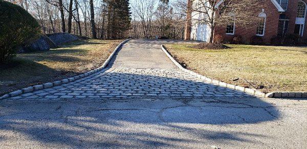 Cobblestone entrance for driveway with cobble stone border