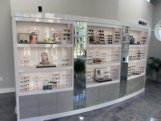 Curved eyeglass display