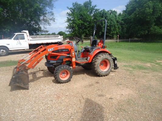 Tractor For Spreading, leveling, loading and moving dirt, sand, gravel, mulch, etc...