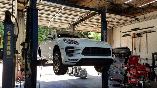 Porsche Macan Turbo & Mercedes-Benz GL getting serviced here. Great that they use Liqui Moly Motor Oil