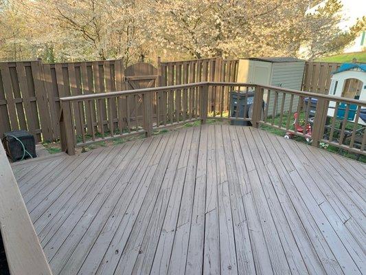 After photo of deck and fence with Behr Tugboat solid color.