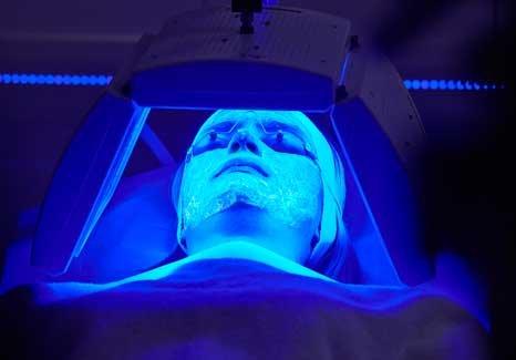 Blue light treatment for precancerous cells