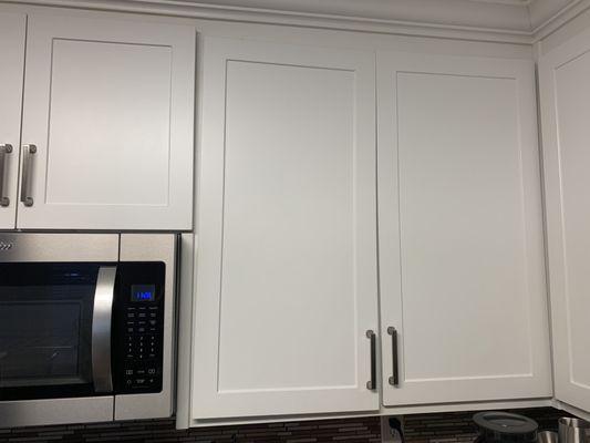 Kitchen - cabinet with one hinge hanging on