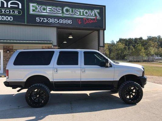 Complete paint jom , leather, suede headliner, 6 inch Rough Country lift, 22x14 Moto Metal wheels, topw mirrors, window tint and much more