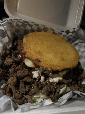 Arepa con carne asada